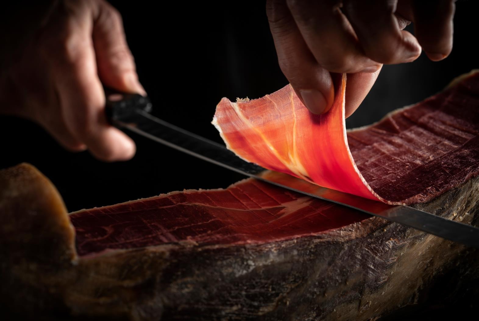 Cómo cortar jamón a cuchillo: consejos para principiantes